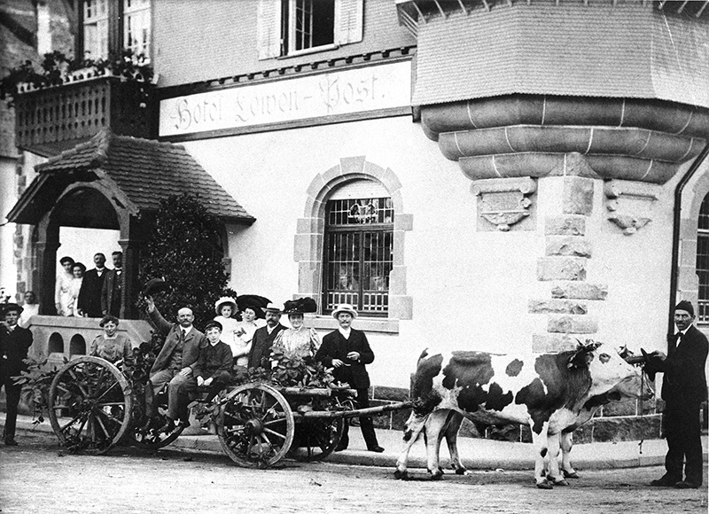 Begrüßung der Kurgäste im Hotel Löwen-Post, um 1900