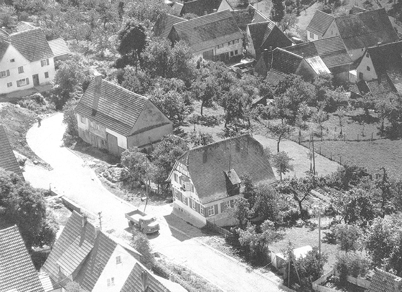 Luftaufnahme mit dem Lehrerhaus im Mittelpunkt, 1960er Jahre