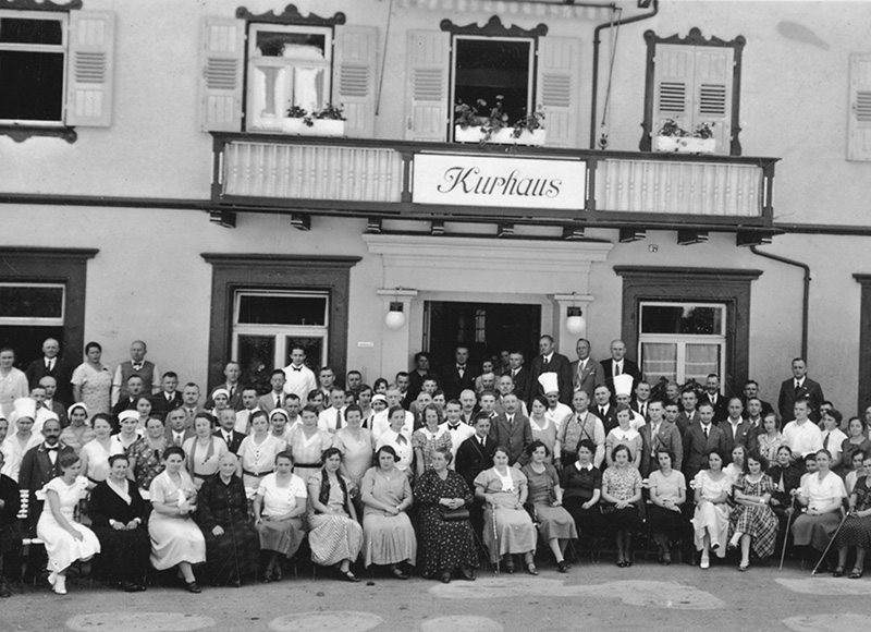 Gäste und Personal vor dem Kurhaus, um 1920