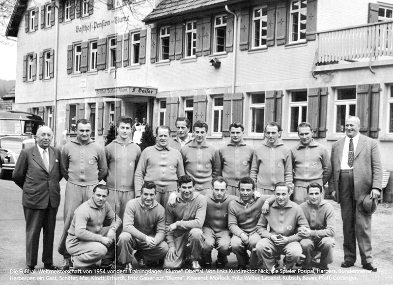 Die Fußballnationalmannschaft von 1954 vor ihrem Trainings-lager in der „Blume“ in Buhlbach