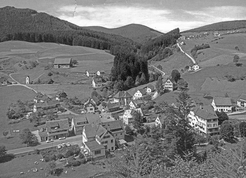 Luftbild des Orts, um 1980