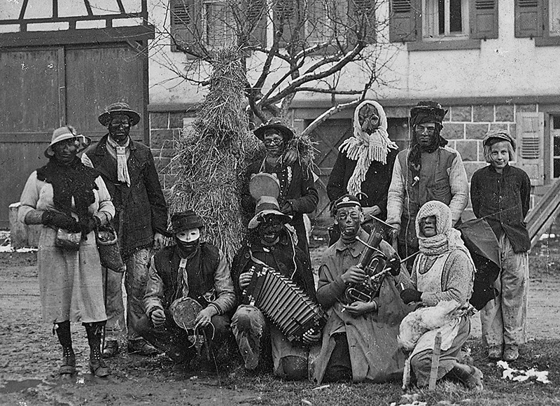 Bettelgruppe bei der Empfinger Fasnet, 1920er Jahre