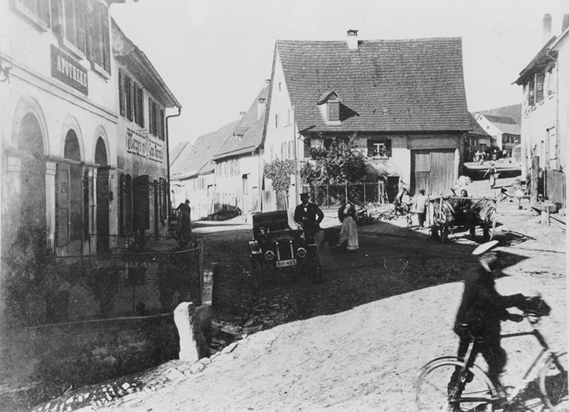 Blick auf die Hauptstraße mit der alten Apotheke, vor 1922