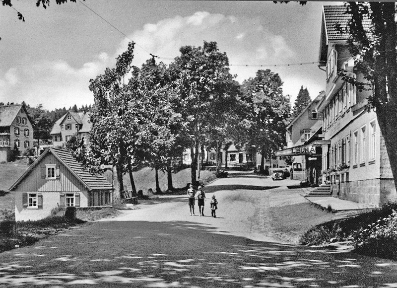 Dorfstraße im Sommer, um 1920