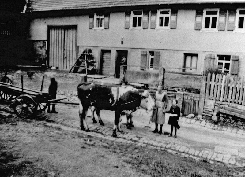 Im Dorf, um 1930