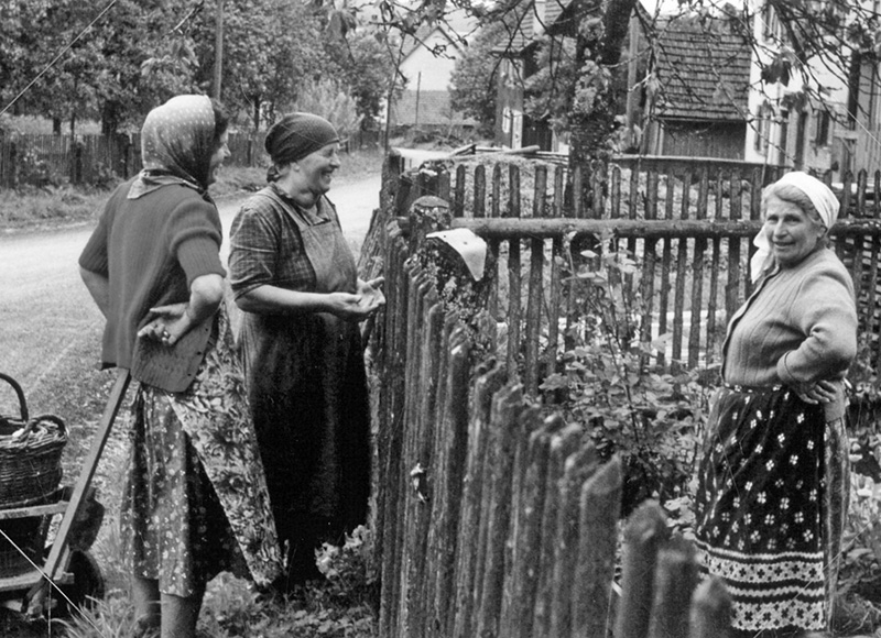 Drei Frauen beim Gartenzaun, frühe 1960er Jahre