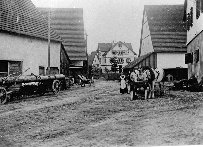 Blick entlang der Obermusbacher Dorfstraße, um 1910