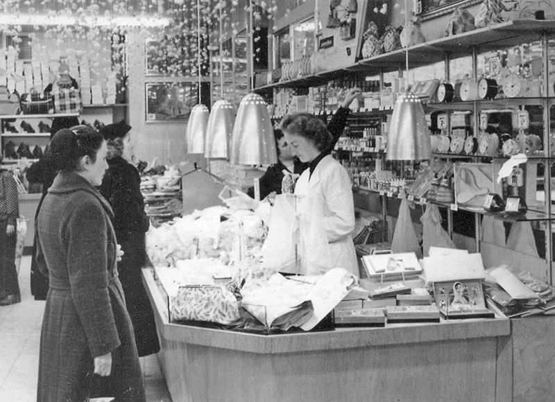 Kaufhaus Nestle, Parfümerieabteilung, um 1960