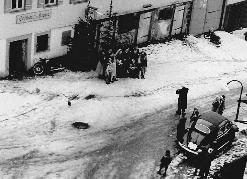 Hochzeitsgesellschaft vor dem Gasthaus zur Krone