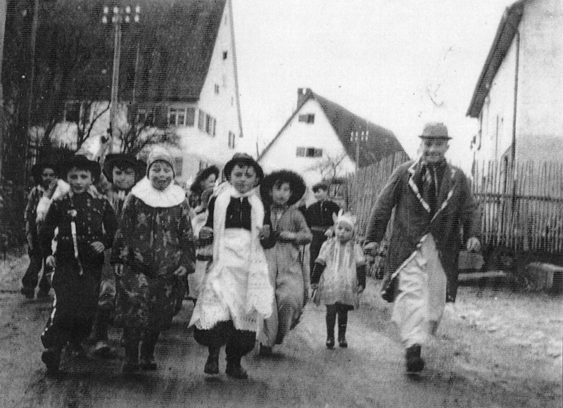 Bei der Kinderfasnet, um 1930