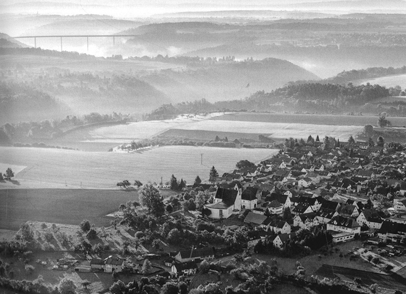 Blick auf Bildechingen und das Neckartal mit Autobahnbrücke, 1980er Jahre