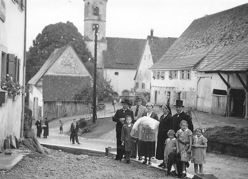 Taufgruppe auf dem Weg zur Kirche, 1937