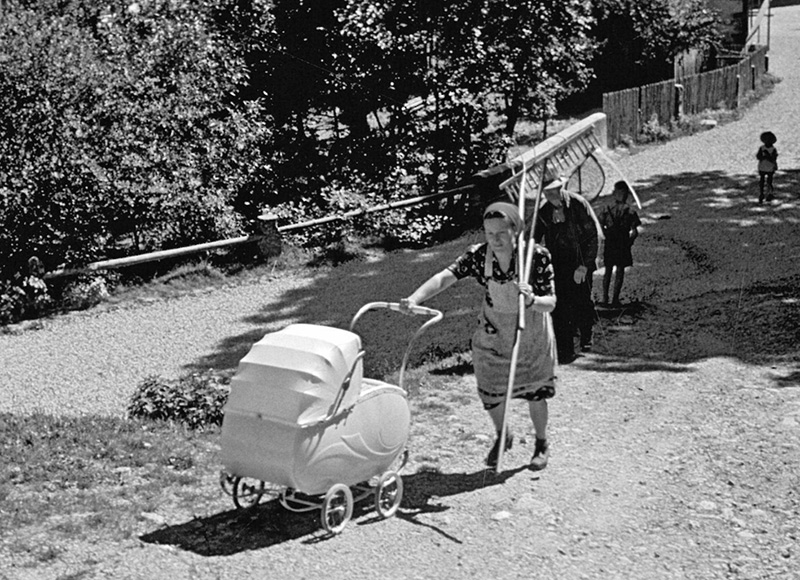 Mit Werkzeug und Kinderwagen aufs Feld, 1954