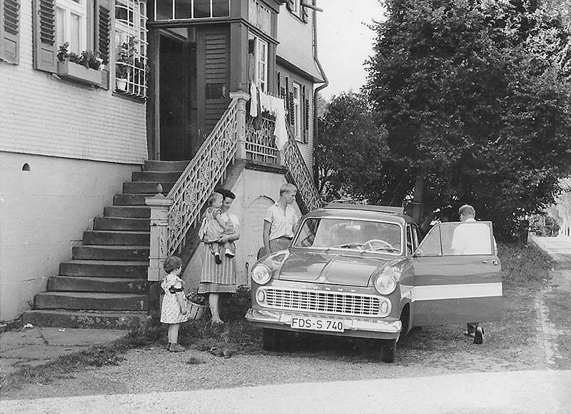 Szene mit Auto, vermutlich um 1960
