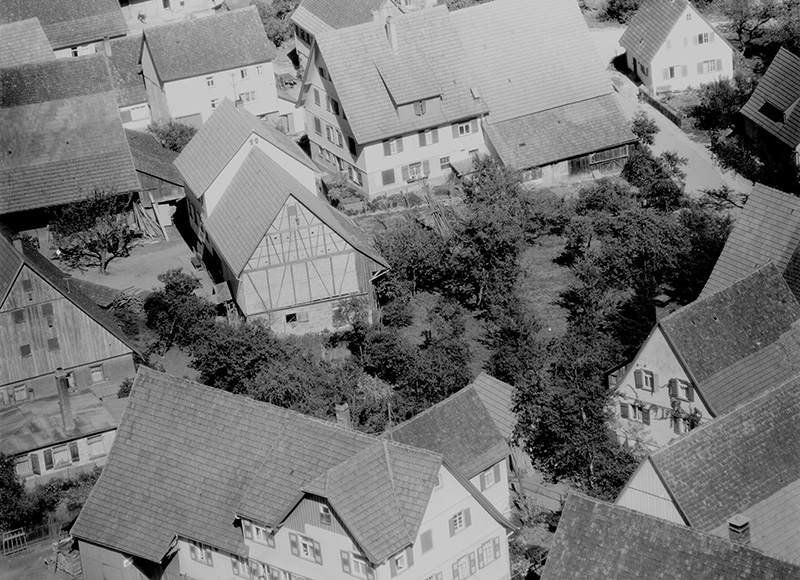 Luftbildblick auf die Ortsmitte, um 1958