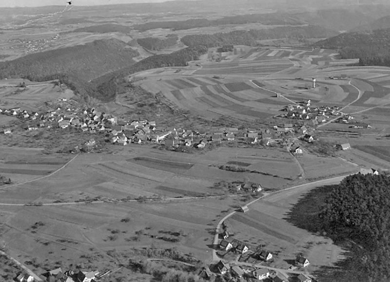 Blick auf den Ort, Luftaufnahme um 1970