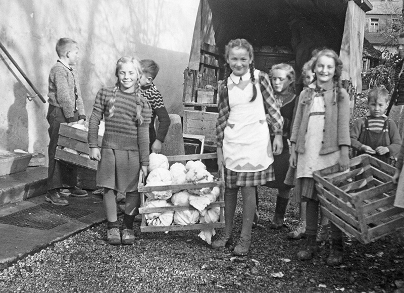 Mädchen helfen bei der Ernte, 1950er Jahre