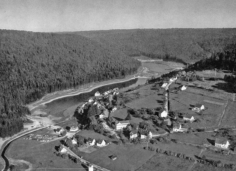 Blick auf Ortschaft und Stausee, 1970er Jahre