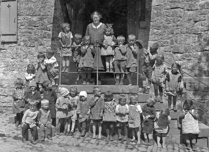 Kindergartenkinder in Göttelfingen, um 1920